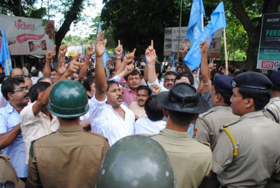 Government employees blockade civil secretariat demanding proper pay scale  